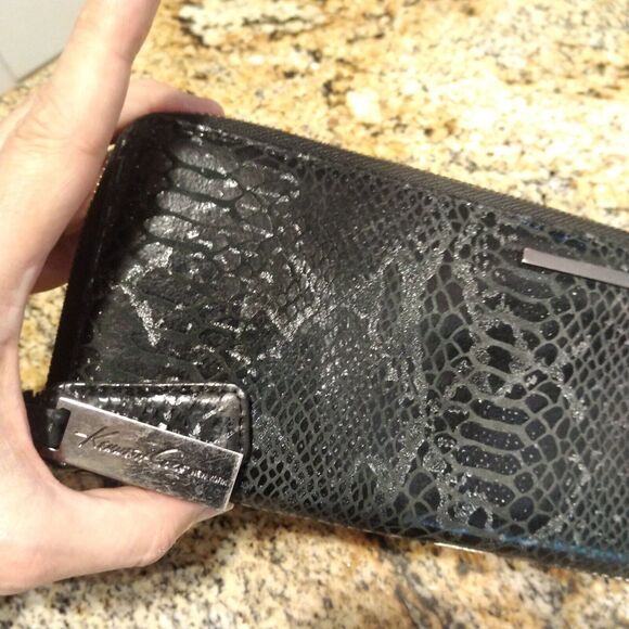 Kenneth Cole Reaction N.Y. Leather Black/Silver Python Pattern Zip Around Wallet - Picture 4 of 9